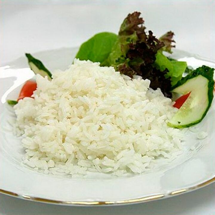Reis mit Gemüse für die japanische Ernährung