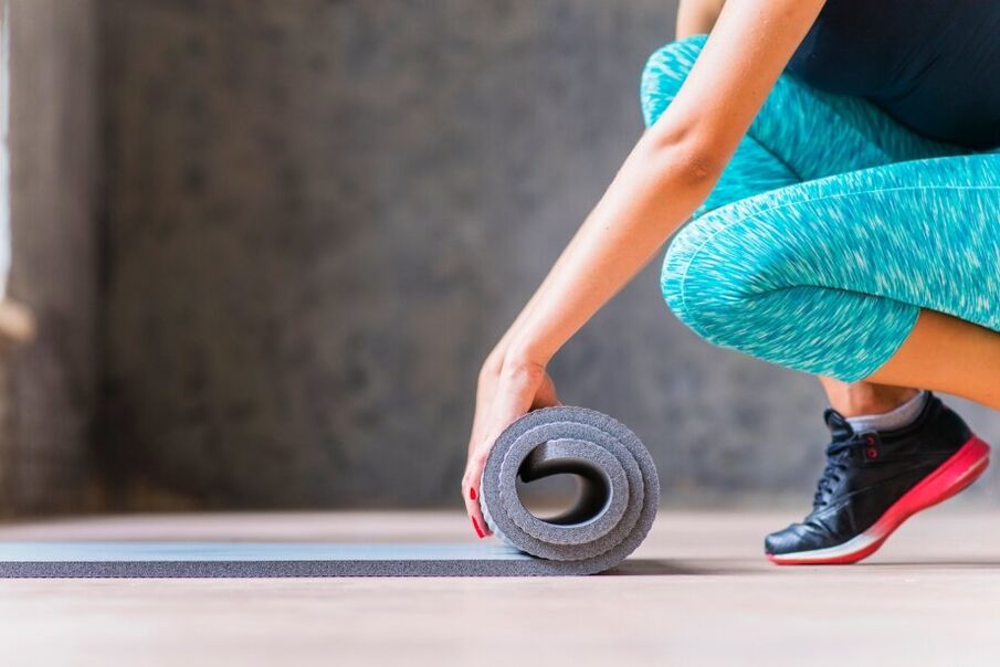 Das Mädchen rollt den Teppich