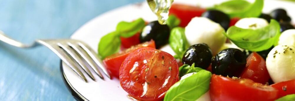 Gemüsesalat ist Teil der mediterranen Ernährung