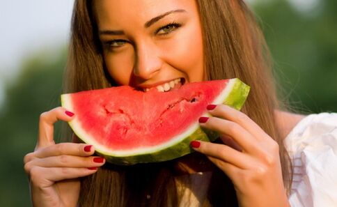 positives Feedback von Frauen über die Wassermelonendiät zur Gewichtsreduktion